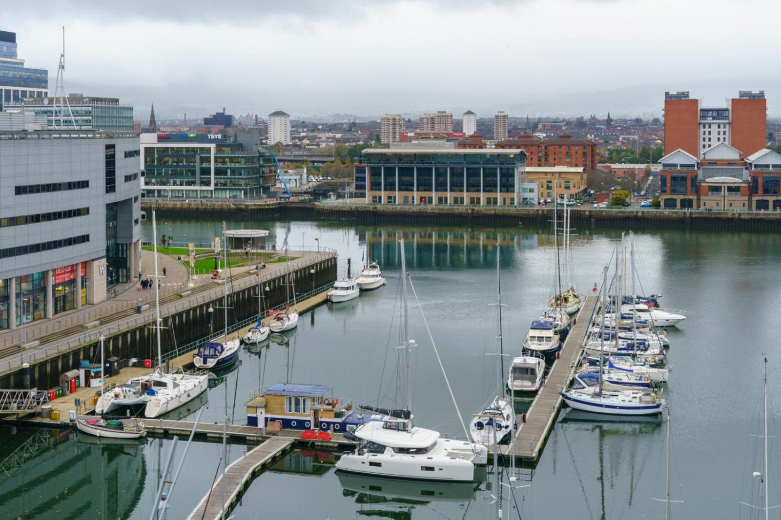 Stylish City Centre 2 Bedroom Apartment With Belfast Cityscape View Luaran gambar